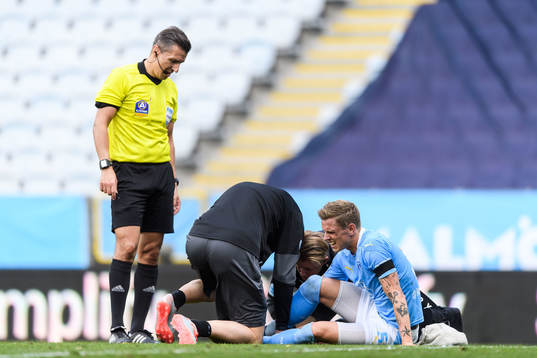 Malmö FFs Sören Rieks har ont och får vård