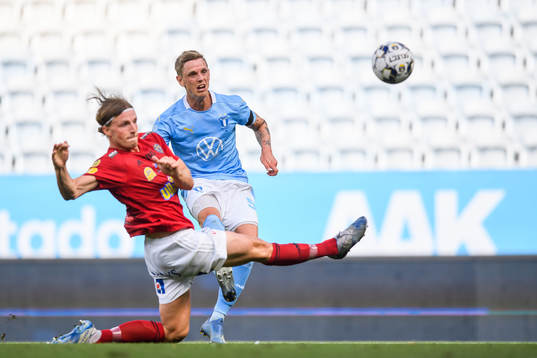 Malmö FFs Sören Rieks gör 1-0 bakom Falkenbergs Carl