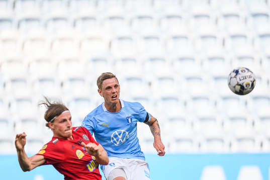 Malmö FFs Sören Rieks gör 1-0 bakom Falkenbergs Carl