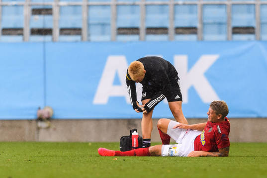 Falkenbergs Marcus Mathisen har ont och får vård