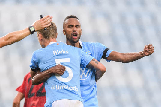 Malmö FFs Isaac Kiese Thelin jublar med Sören Rieks