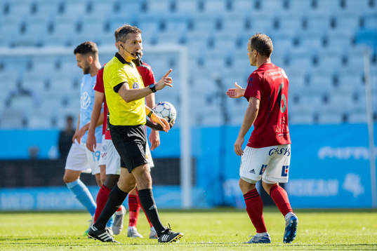 Domare Bojan Pandzic i diskussion med Falkenbergs Anton Wede