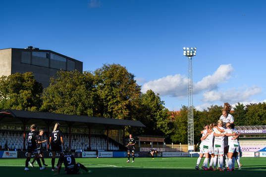 Rosengårds Glodis Perla Viggosdottir (hoppandes) jublar