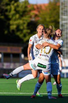 Rosengårds Alexandra Lowe Riley jublar med lagkamrater