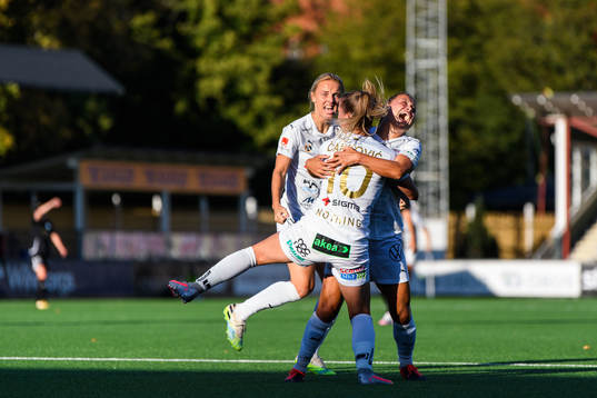 Rosengårds Alexandra Lowe Riley jublar med lagkamrater
