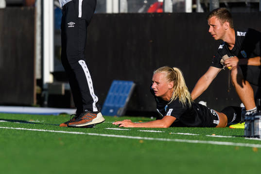 Göteborgs Stina Blackstenius  får vård