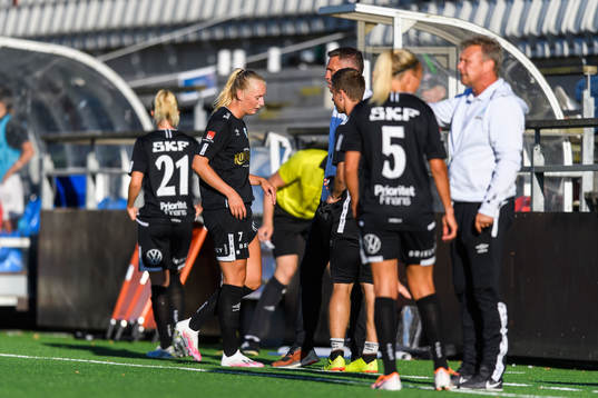 Göteborgs Stina Blackstenius lämnar planen