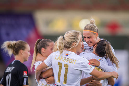 Rosengårds Mimmi Larsson och Sanne Troelsgaard jublar med