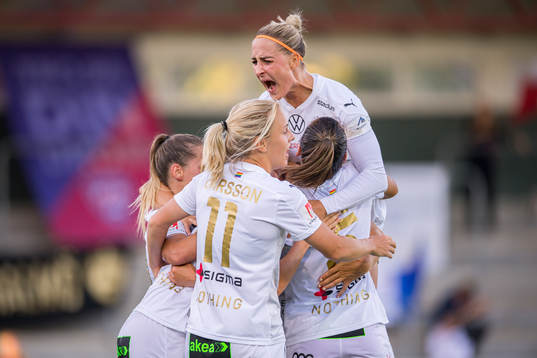 Rosengårds Mimmi Larsson och Sanne Troelsgaard jublar med