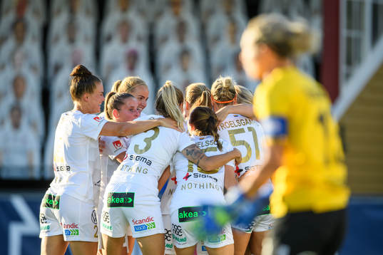 Rosengårds Anna Anvegård jublar med lagkamrater