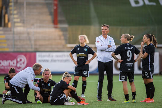 Göteborgs spelare med tränare Mats Gren i mitten deppar