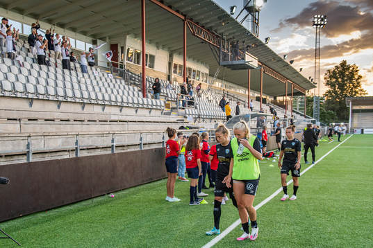 Göteborgs Stina Blackstenius lämnar planen med lindat ben