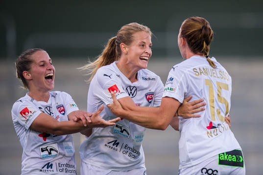 Rosengårds Jessica Samuelsson (th) jublar med Jelena