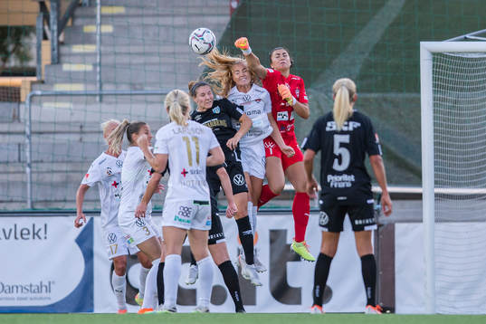 Rosengårds målvakt Zecira Musovic boxar undan bollen