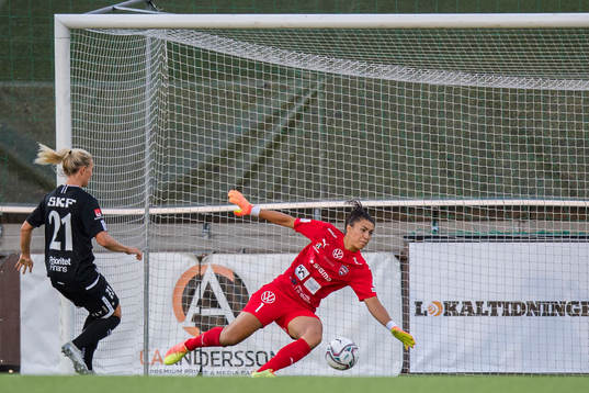 Göteborgs Rebecka Blomqvist med en målchans mot