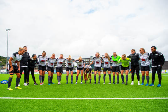 Cathrine Dyngvold and the players of Amazon Grimstad