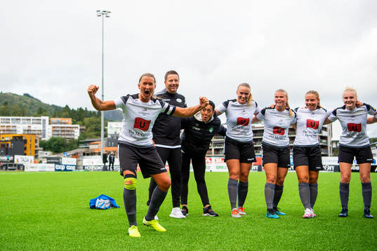 Cathrine Dyngvold and the players of Amazon Grimstad