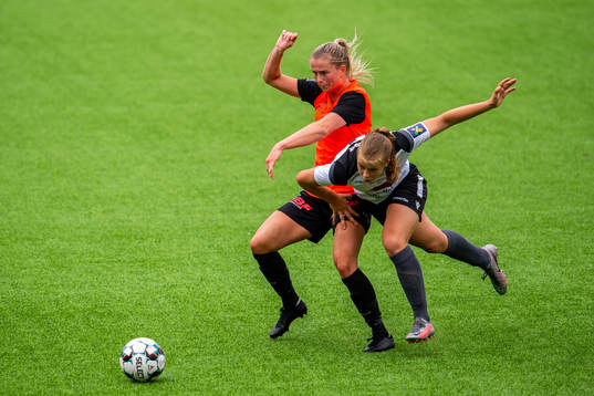 Eilen Husebø of Åsane and Emma Pettersen of Amazon