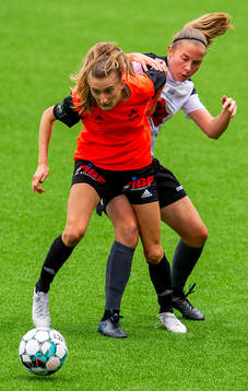 Milena Kokosz of Åsane and Johanna Salmijärvi of Amazon