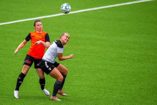 Anna Østrem of Åsane and Ingrid Bergland of Amazon