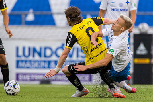 Häckens Erik Friberg får en varning i