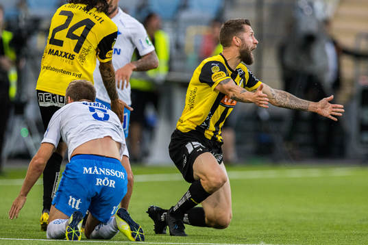 Häckens Joona Toivio reagerar på ett domslut