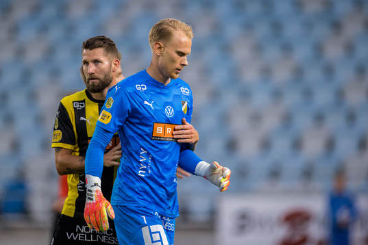 Häckens Joona Toivio och Häckens målvakt Pontus Dahlberg