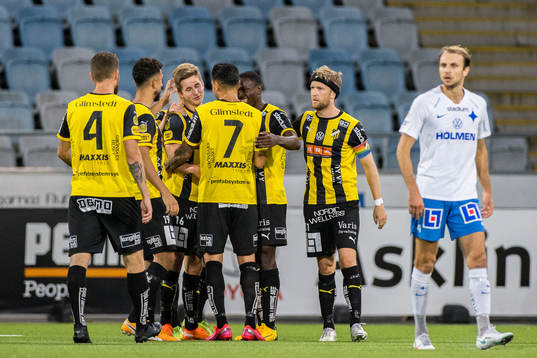 Häckens Leo Bengtsson jublar med lagkamrater