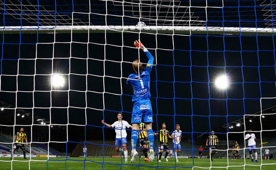 Räddning av Häckens målvakt Pontus Dahlberg