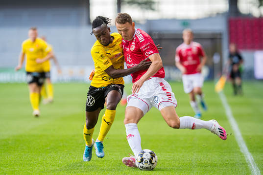 Mjällbys Mamudu Moro och Kalmars Piotr Johansson