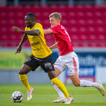 Kalmars Svante Ingelsson och Mjällbys Moses Ogbu