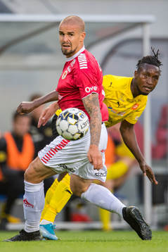 Kalmars Douglas Bergqvist och Mjällbys Mamudu Moro