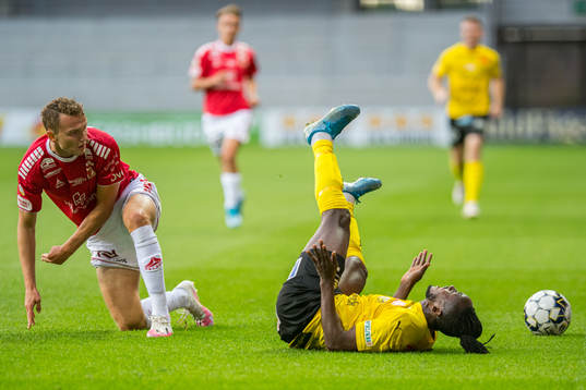 Kalmars Piotr Johansson och Mjällbys Mamudu Moro