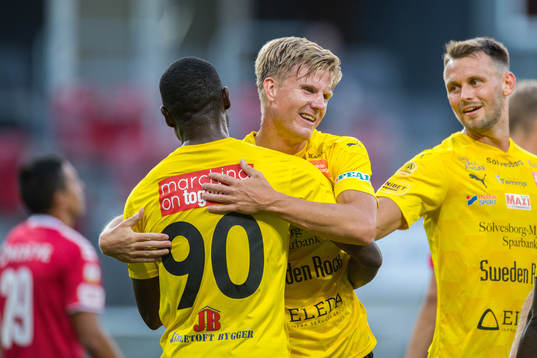Mjällbys Eric Björkander jublar med lagkamrater