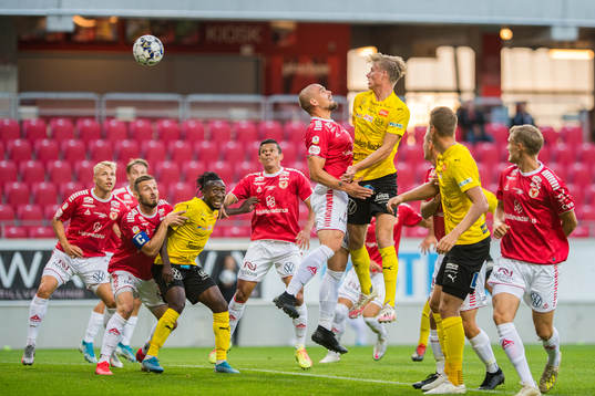 Mjällbys Eric Björkander nickar in 0-1 målet