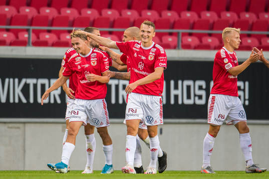 Kalmars Isak Magnusson jublar med lagkamrater