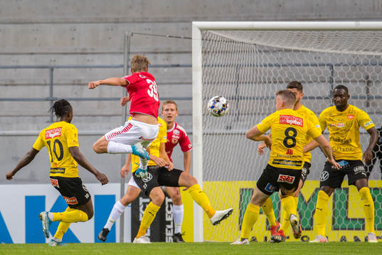 Kalmars Isak Magnusson nickar in 1-1 målet