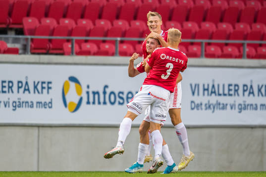 Kalmars Isak Magnusson jublar med lagkamrater