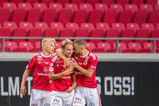 Kalmars Isak Magnusson jublar med lagkamrater