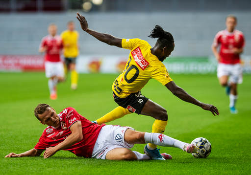 Kalmars Piotr Johansson och Mjällbys Mamudu Moro