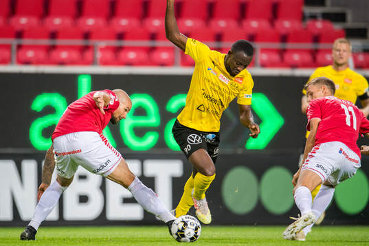 Kalmars Douglas Bergqvist och Mjällbys Moses Ogbu