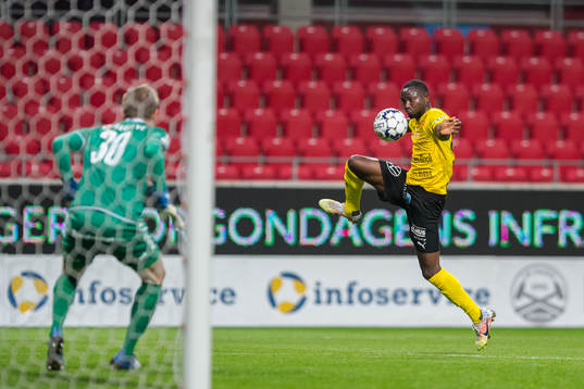 Mjällbys Moses Ogbu mot Kalmars målvakt Tobias Andersson