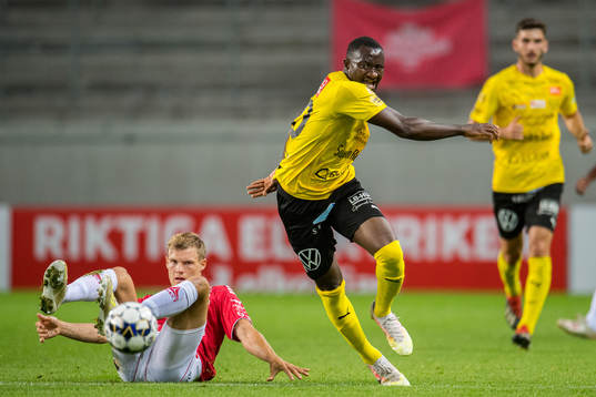 Kalmars Svante Ingelsson och Mjällbys Moses Ogbu