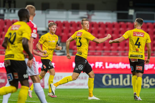 Mjällbys Jesper Löfgren och Max Watson jublar