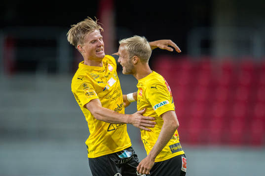 Mjällbys Viktor Gustafson jublar med Eric Björkander