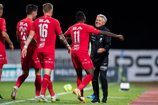 Daouda Bamba celebrates with Kåre Ingebrigtsen, head coach