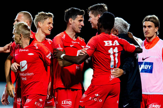 Daouda Bamba of Brann celebrates with teammates Thomas