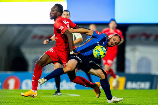 Daouda Bamba of Brann and Mats Solheim of Stabæk