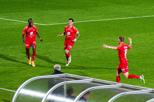Daouda Bamba of Brann celebrates with teammates Daniel