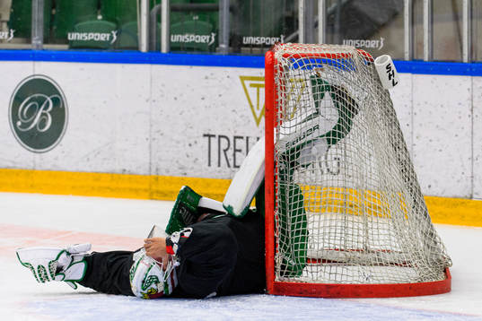 Målvakt Johan Gustafsson blir liggande
